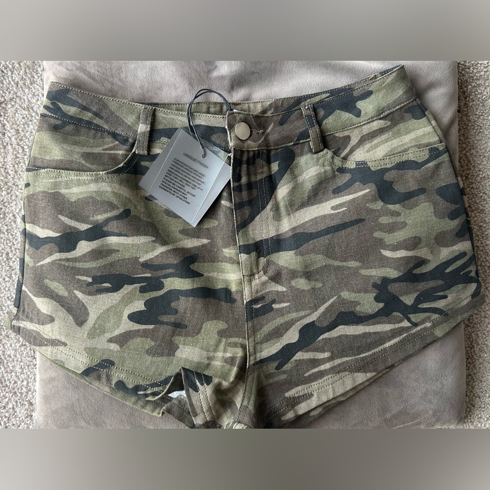 🆕 Le Lis Camouflage High Waisted Shorts - Picture 10 of 11
